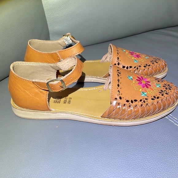 HUARACHE HANDMADE LEATHER FLORAL SANDALS. - Picture 3 of 8